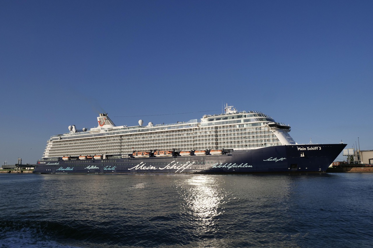 shipping, seafaring, ship, shipping company, cruise, keuzfahrt ship, mein schiff 3, nature, tui cruises, maritime, port, to travel, vacations, leisure time, recreation, relax, bremerhaven, sunset, weser, tourism